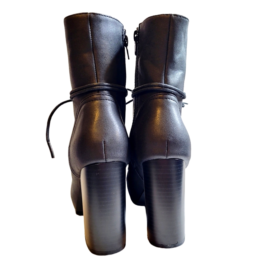 1 SZ 8 LEFT! BLACK LACE- UP HEEL BOOTS - Picture 2 of 6